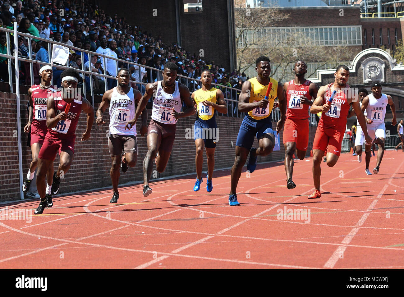 Philadelphia, Pennsylvania, USA. 28 Apr, 2018. NCCU (AD), G.C. Foster, (AC) UTech, (AB) und Houston (AA) konkurrieren in der Hochschule, für Männer 4 x 100 Meisterschaft an Franklin Feld in Philadelphia, Pennsylvania. Credit: Amy Sanderson/ZUMA Draht/Alamy leben Nachrichten Stockfoto