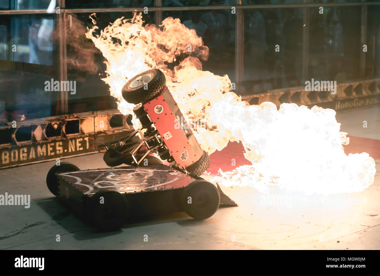 Pleasanton, Kalifornien, USA. 27 Apr, 2018. Roboter battle im Kampf Arena auf der 14. Jahrestagung der RoboGames, der weltweit größten offenen Roboter Wettbewerb. Credit: Brian Cahn/ZUMA Draht/Alamy leben Nachrichten Stockfoto