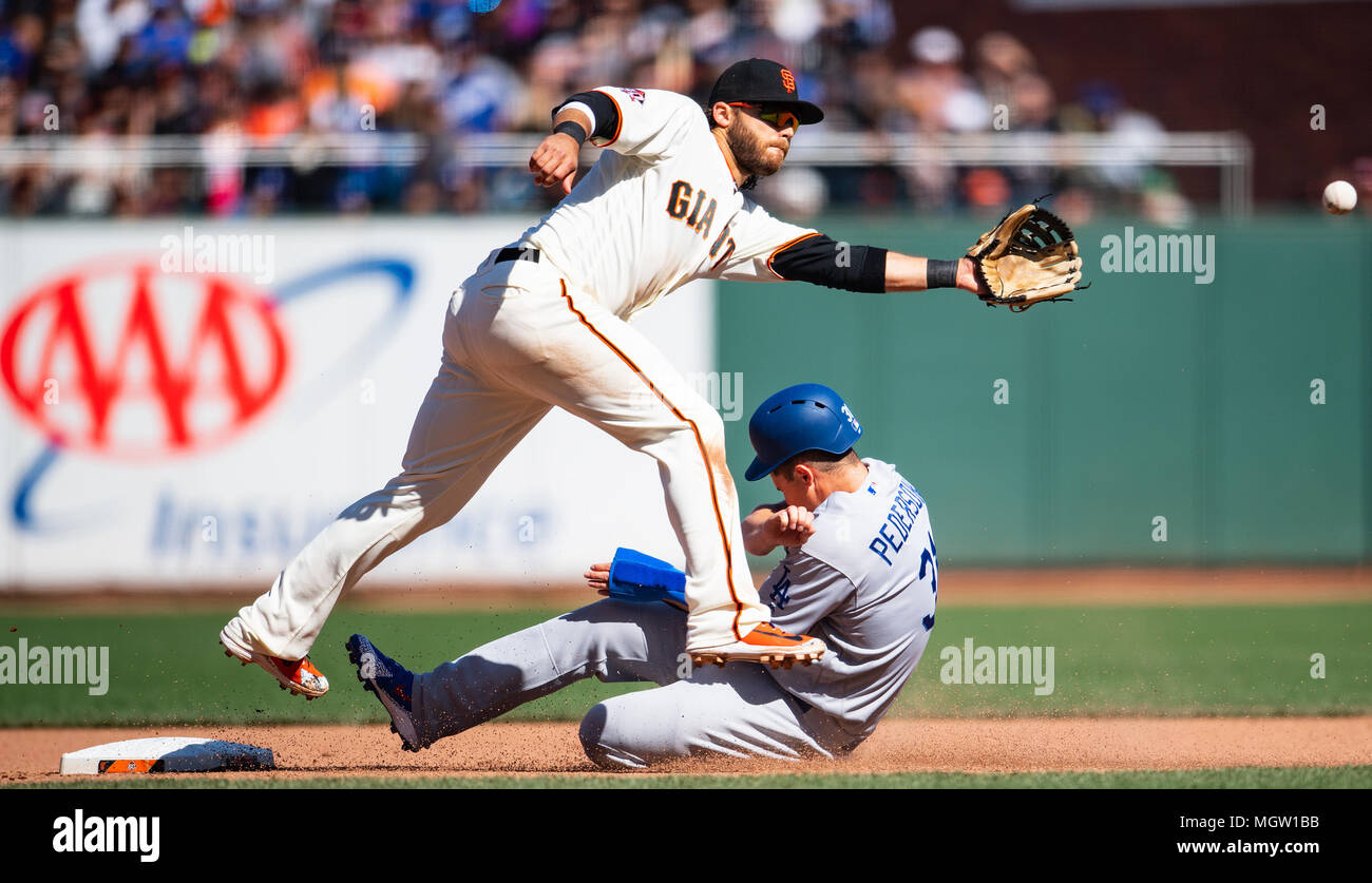 San Francisco, Kalifornien, USA. 29 Apr, 2018. Los Angeles Dodgers linken Feldspieler Joc Pederson (31) stiehlt die zweite Basis im siebten Inning, während ein MLB-Spiel zwischen den Los Angeles Dodgers und den San Francisco Giants bei AT&T Park in San Francisco, Kalifornien. Valerie Shoaps/CSM/Alamy leben Nachrichten Stockfoto