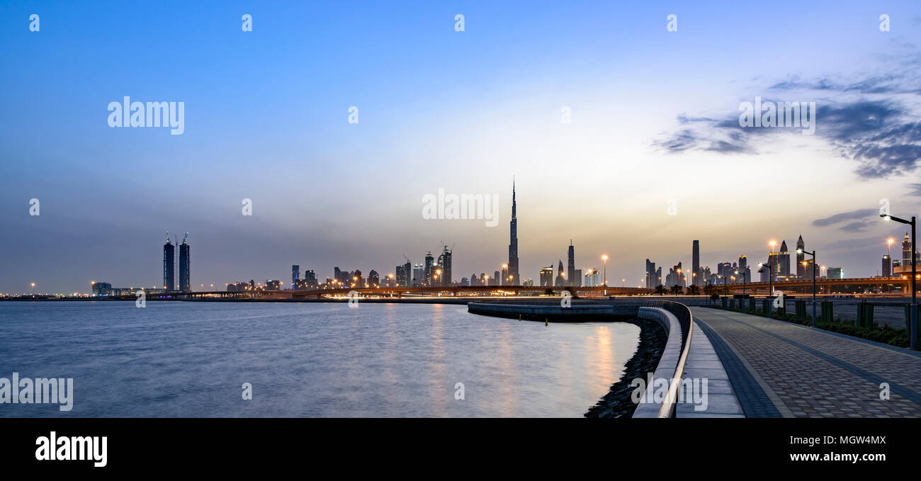 Panorama Dubais Skyline bei Sonnenuntergang von Al Jadaf, VAE, mit modernen Gebäuden mit ein paar Wolken, die die städtische Landschaft der Stadt einfangen, Kopierraum Stockfoto