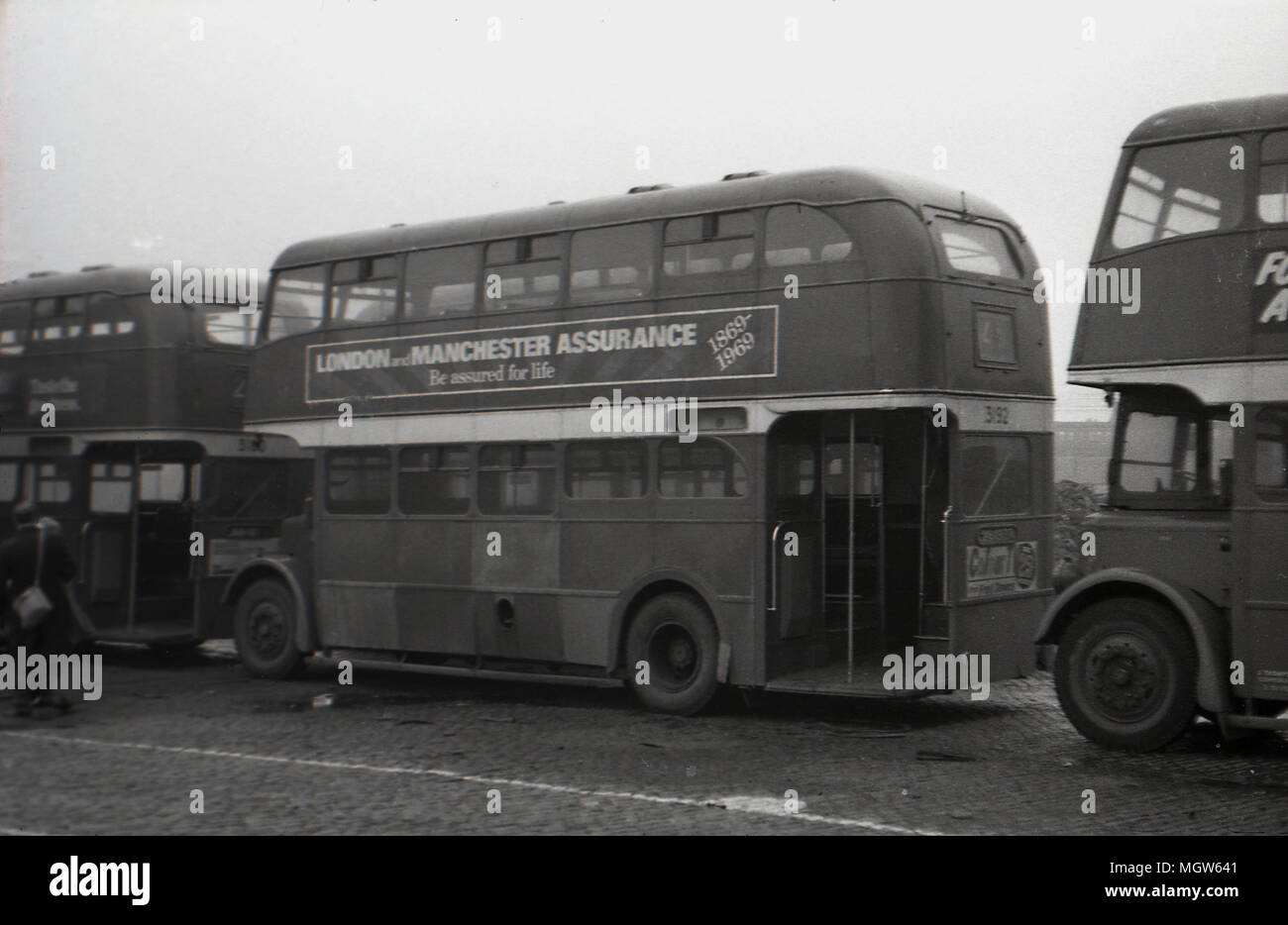 1960, historische, gebrochene Doppelstockbusse gesäumt, in einem Hof erwartet verschrottet werden, Manchester, England, UK. Stockfoto