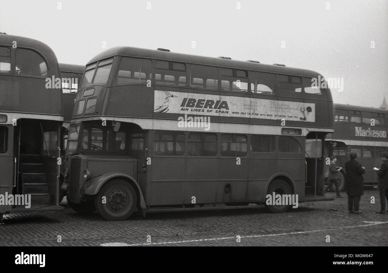 1960, historische, gebrochene Doppelstockbusse gesäumt, in einem Hof erwartet verschrottet werden, Manchester, England, UK. Stockfoto