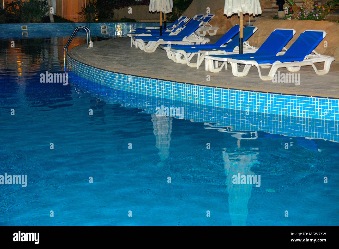 Sharm-el-Sheikh, Ägypten - März 14., 2018. Schöner Pool mit klarem blauen Wasser und der Reflexion von Objekten in der Nacht. Kyrene Grand Hotel. Stockfoto