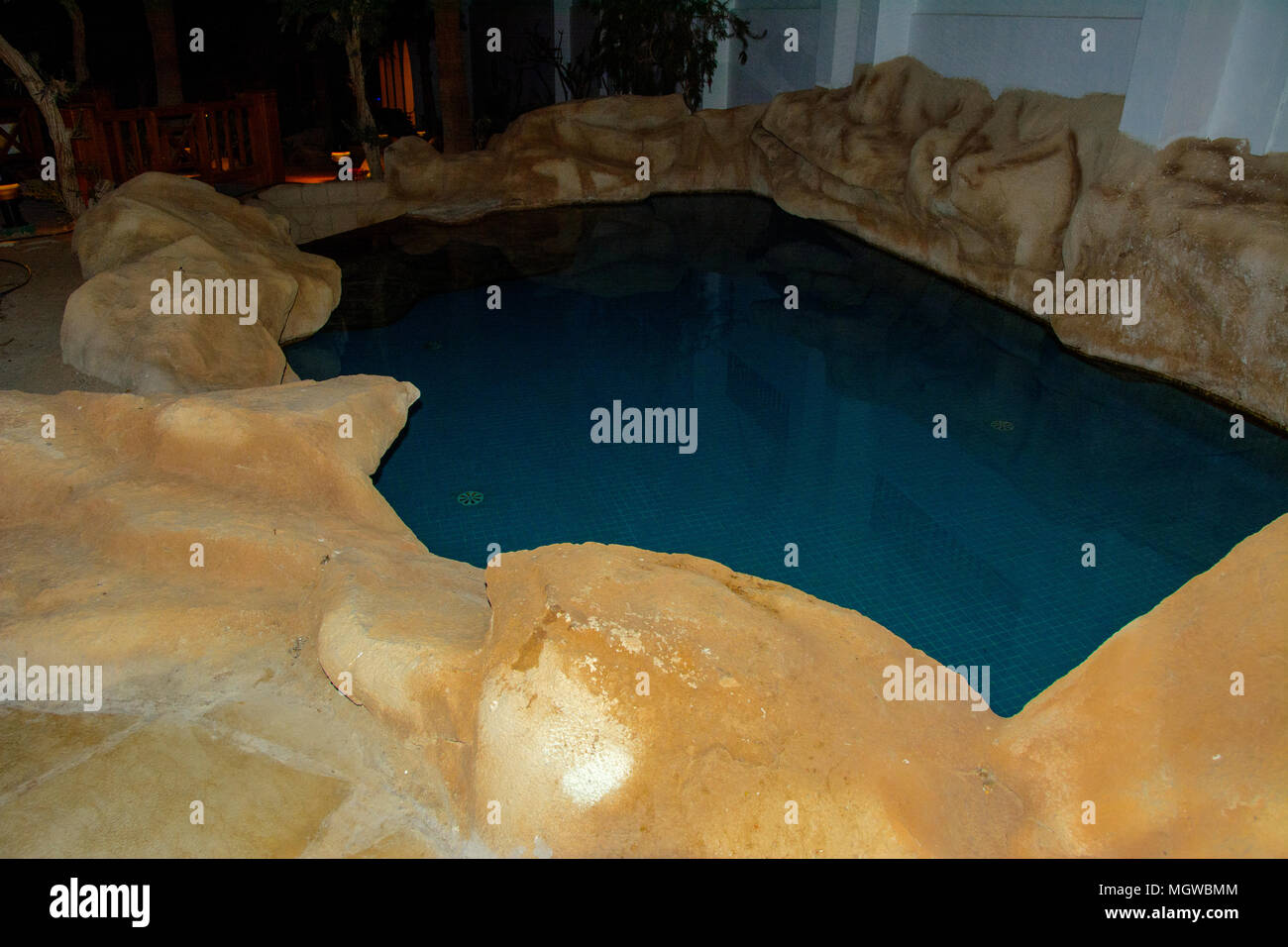 Sharm-el-Sheikh, Ägypten - März 14., 2018. Schöner Pool mit klarem blauen Wasser und der Reflexion von Objekten in der Nacht. Kyrene Grand Hotel. Stockfoto