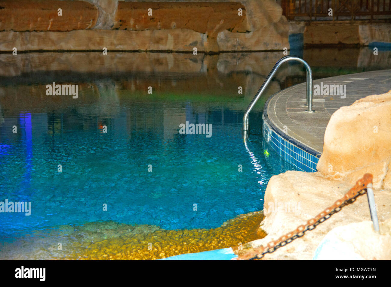 Sharm-el-Sheikh, Ägypten - März 14., 2018. Schöner Pool mit klarem blauen Wasser und der Reflexion von Objekten in der Nacht. Kyrene Grand Hotel. Stockfoto