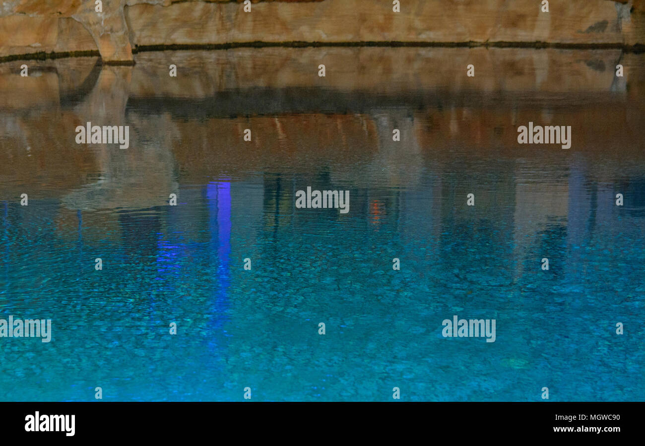 Sharm-el-Sheikh, Ägypten - März 14., 2018. Schöner Pool mit klarem blauen Wasser und der Reflexion von Objekten in der Nacht. Kyrene Grand Hotel. Stockfoto