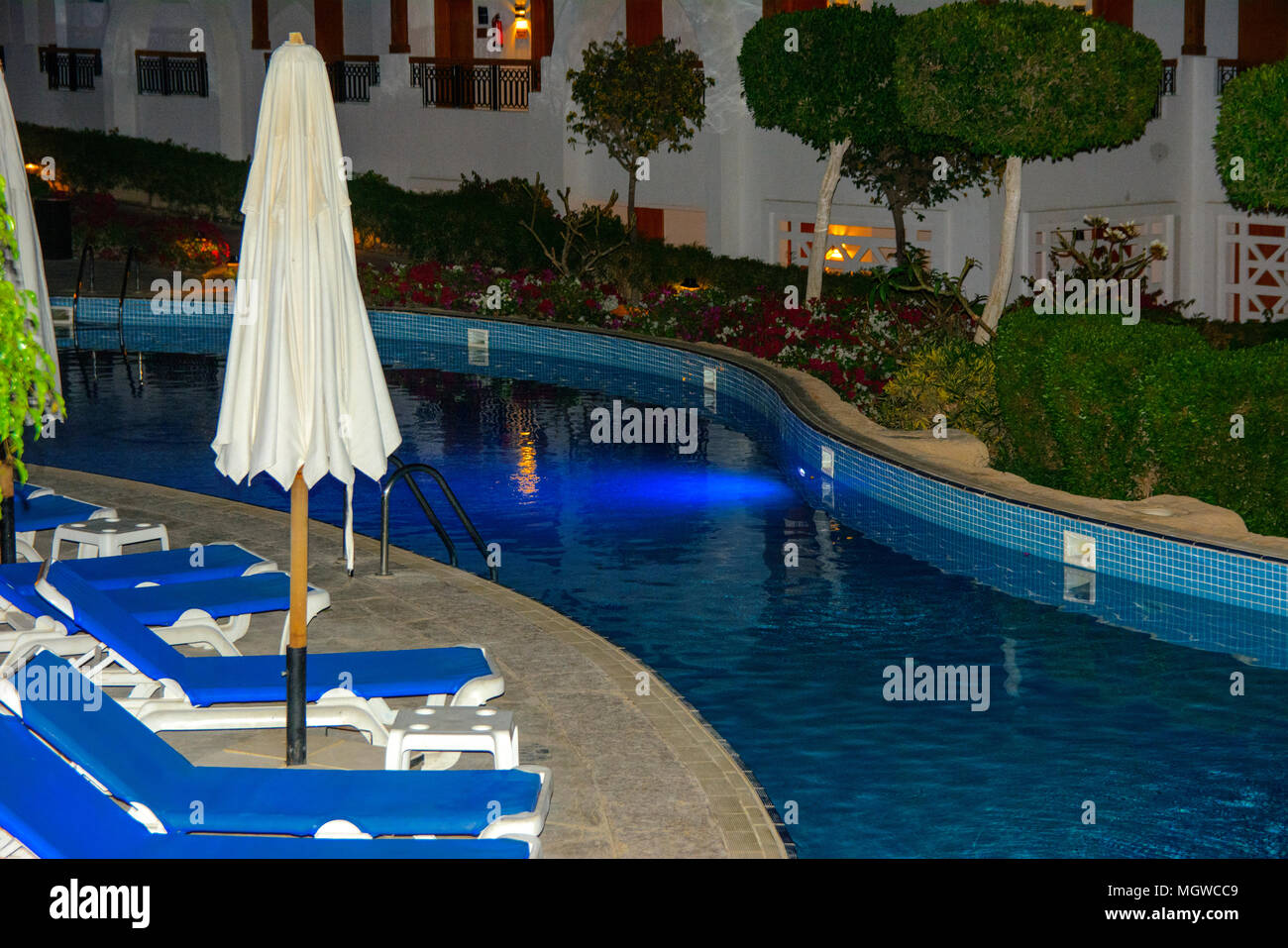 Sharm-el-Sheikh, Ägypten - März 14., 2018. Schöner Pool mit klarem blauen Wasser und der Reflexion von Objekten in der Nacht. Kyrene Grand Hotel. Stockfoto