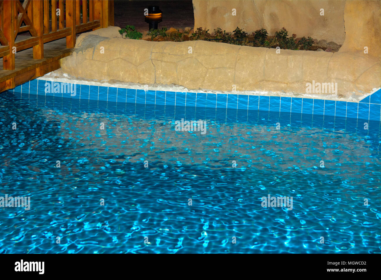 Sharm-el-Sheikh, Ägypten - März 14., 2018. Schöner Pool mit klarem blauen Wasser und der Reflexion von Objekten in der Nacht. Kyrene Grand Hotel. Stockfoto