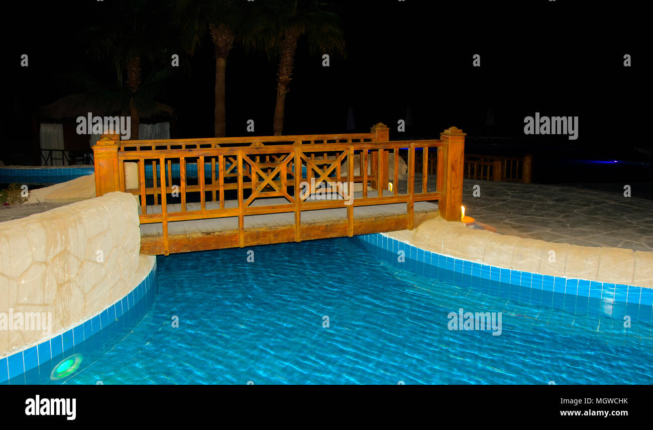 Sharm-el-Sheikh, Ägypten - März 14., 2018. Schöner Pool mit klarem blauen Wasser und der Reflexion von Objekten in der Nacht. Kyrene Grand Hotel. Stockfoto