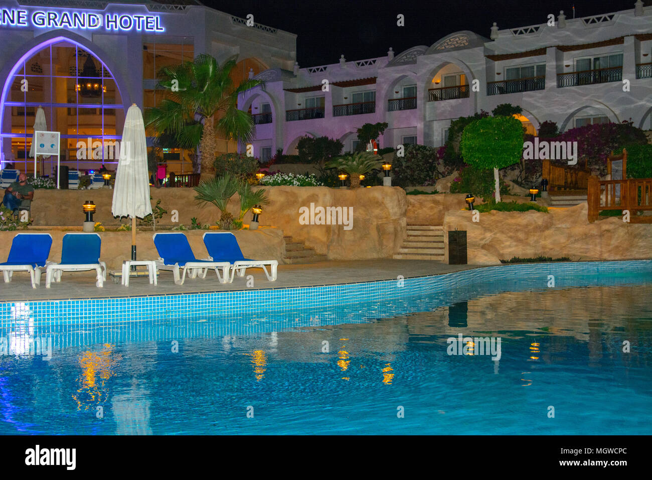 Sharm-el-Sheikh, Ägypten - März 14., 2018. Schöner Pool mit klarem blauen Wasser und der Reflexion von Objekten in der Nacht. Kyrene Grand Hotel. Stockfoto