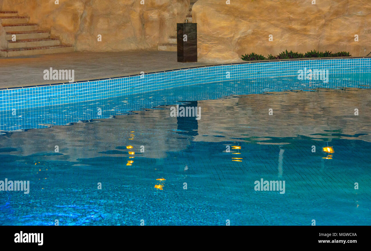 Sharm-el-Sheikh, Ägypten - März 14., 2018. Schöner Pool mit klarem blauen Wasser und der Reflexion von Objekten in der Nacht. Kyrene Grand Hotel. Stockfoto