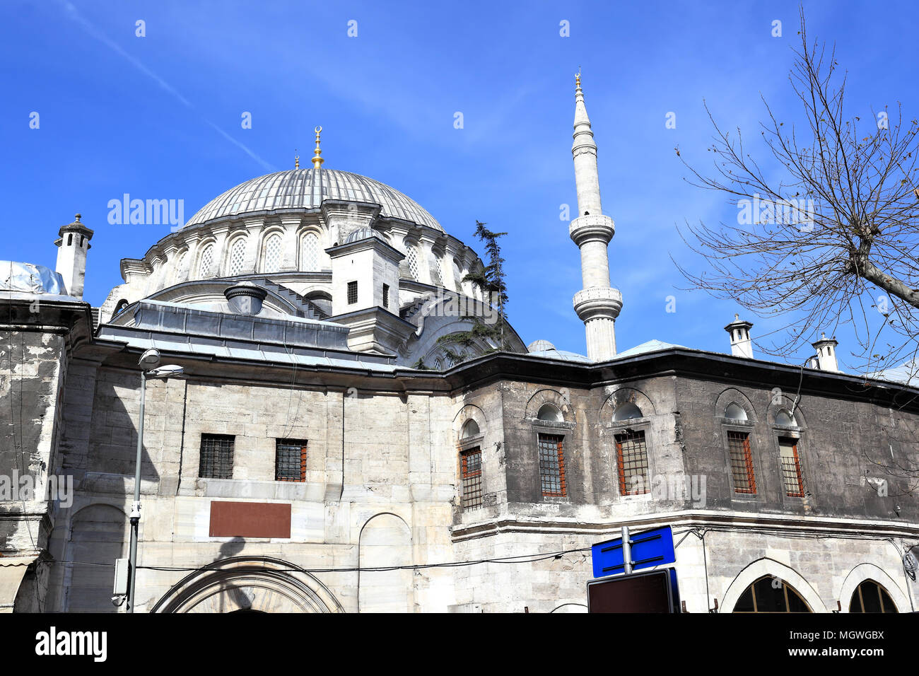 Nuruosmaniye Moschee, Istanbul: Außenansicht des alten osmanischen Moschee vor den Toren der Großen Basar entfernt Stockfoto