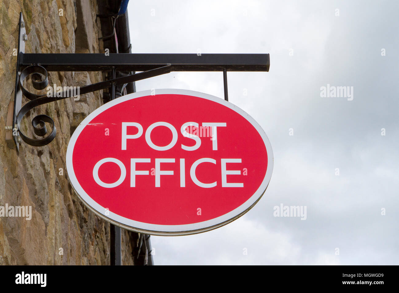 Rotes, ovales Hängeschild der British Post Office, britisches Englisch, Großbritannien Stockfoto