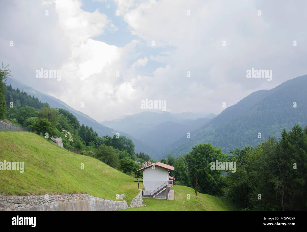 Panoramablick auf den idyllischen alpine Bergwelt mit italienischen Haus und frischen grünen Wiesen in einer schönen Wetter im Sommer, Italien. Stockfoto