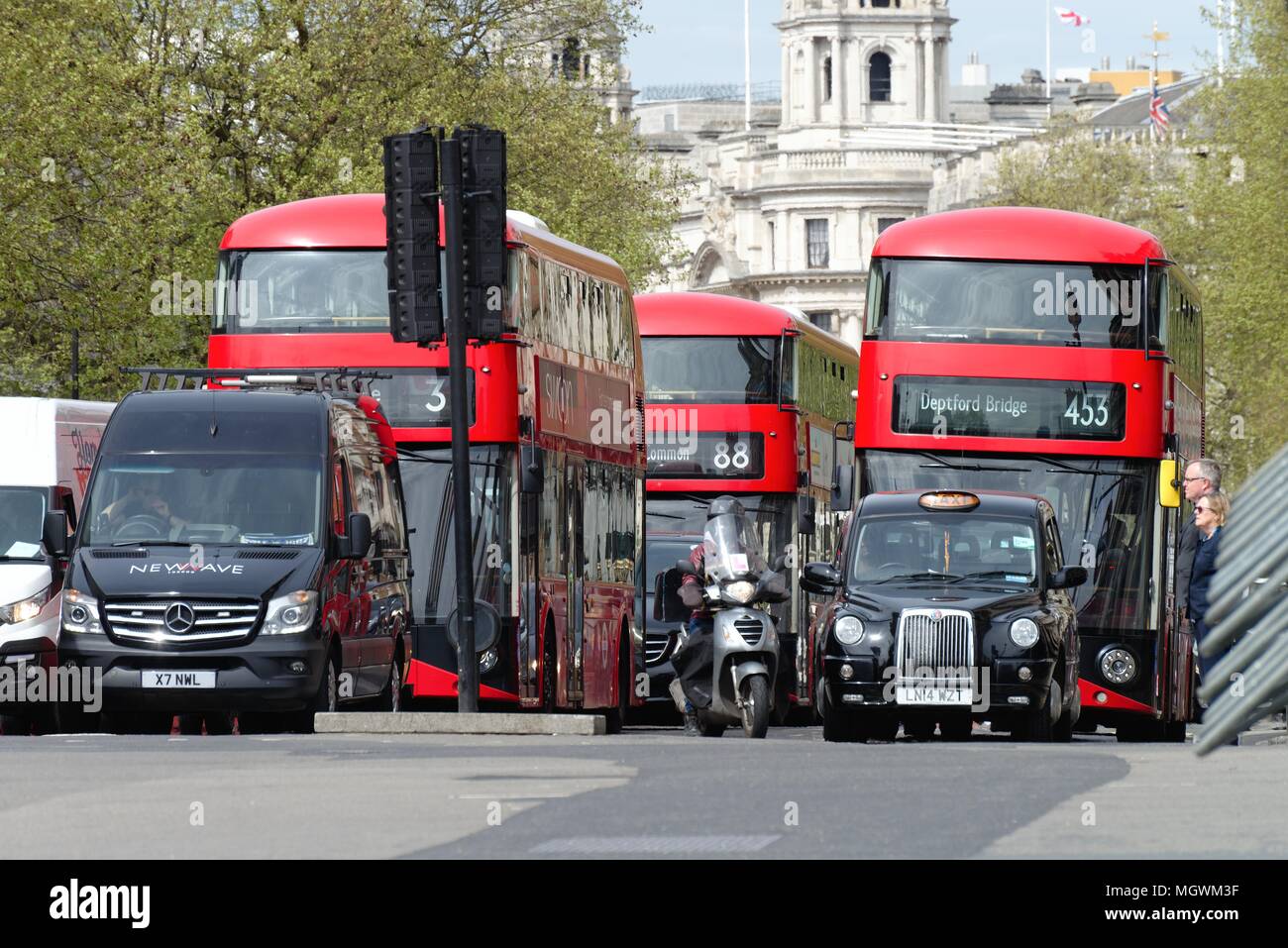 Drei roten Londoner Busse gestoppt an Ampeln in Parliament Square, Central London England Großbritannien Stockfoto