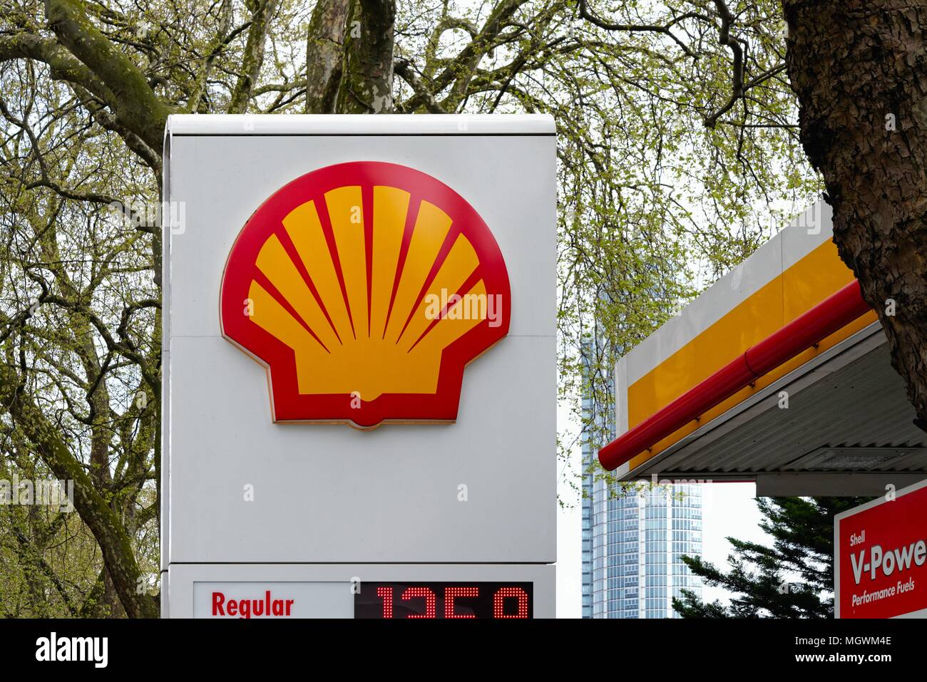 Logo der Shell Oil Company am Eingang zu einer Tankstelle London UK Stockfoto