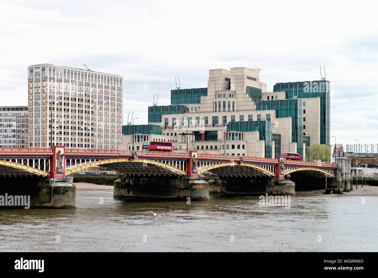 Der Vauxhall Bridge und der MI6-Gebäude, bei Vauxhall Cross, London England Großbritannien Stockfoto