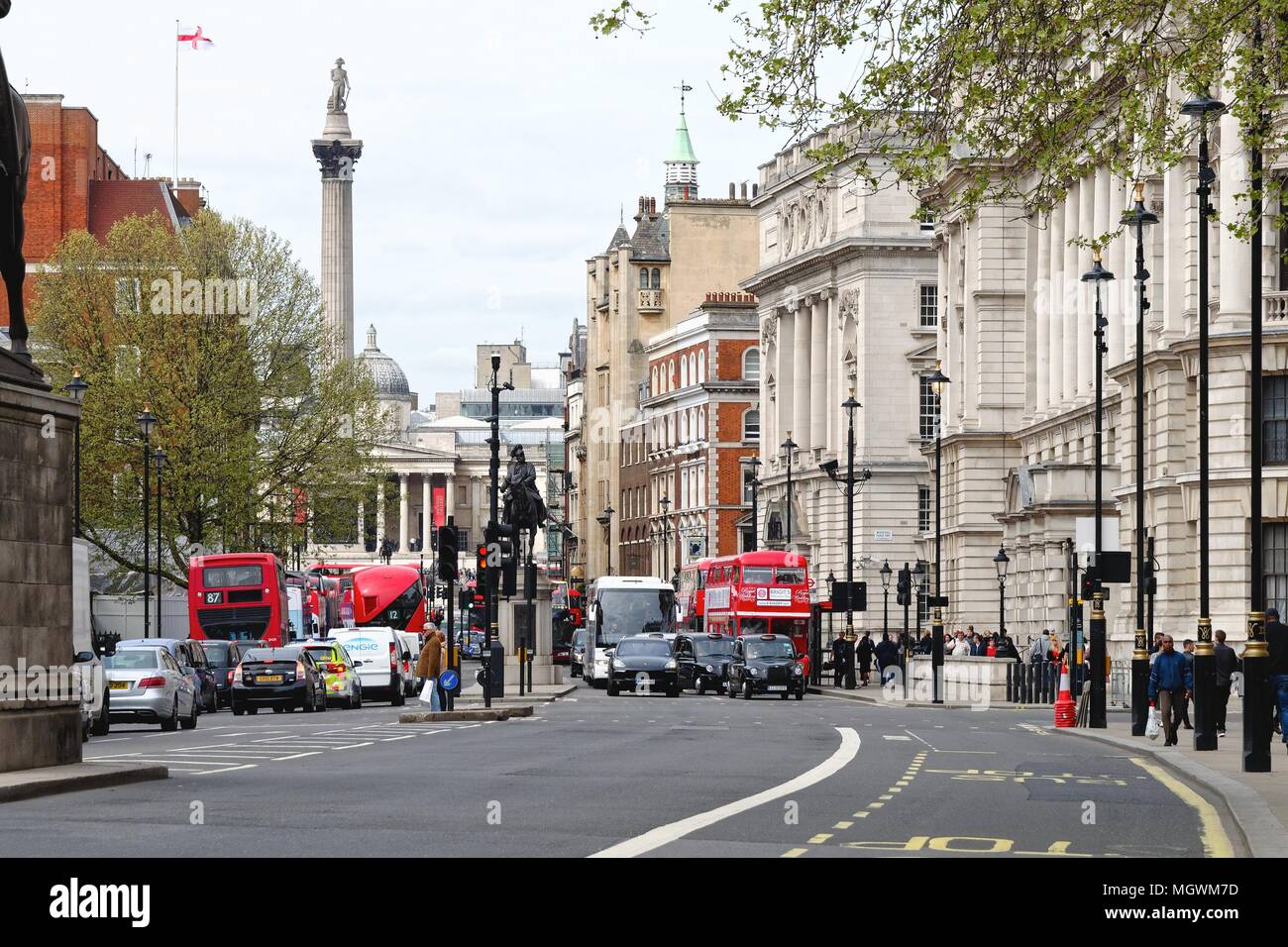 Anzeigen von Whitehall suchen Richtung Trafalgar Square, Central London England Großbritannien Stockfoto