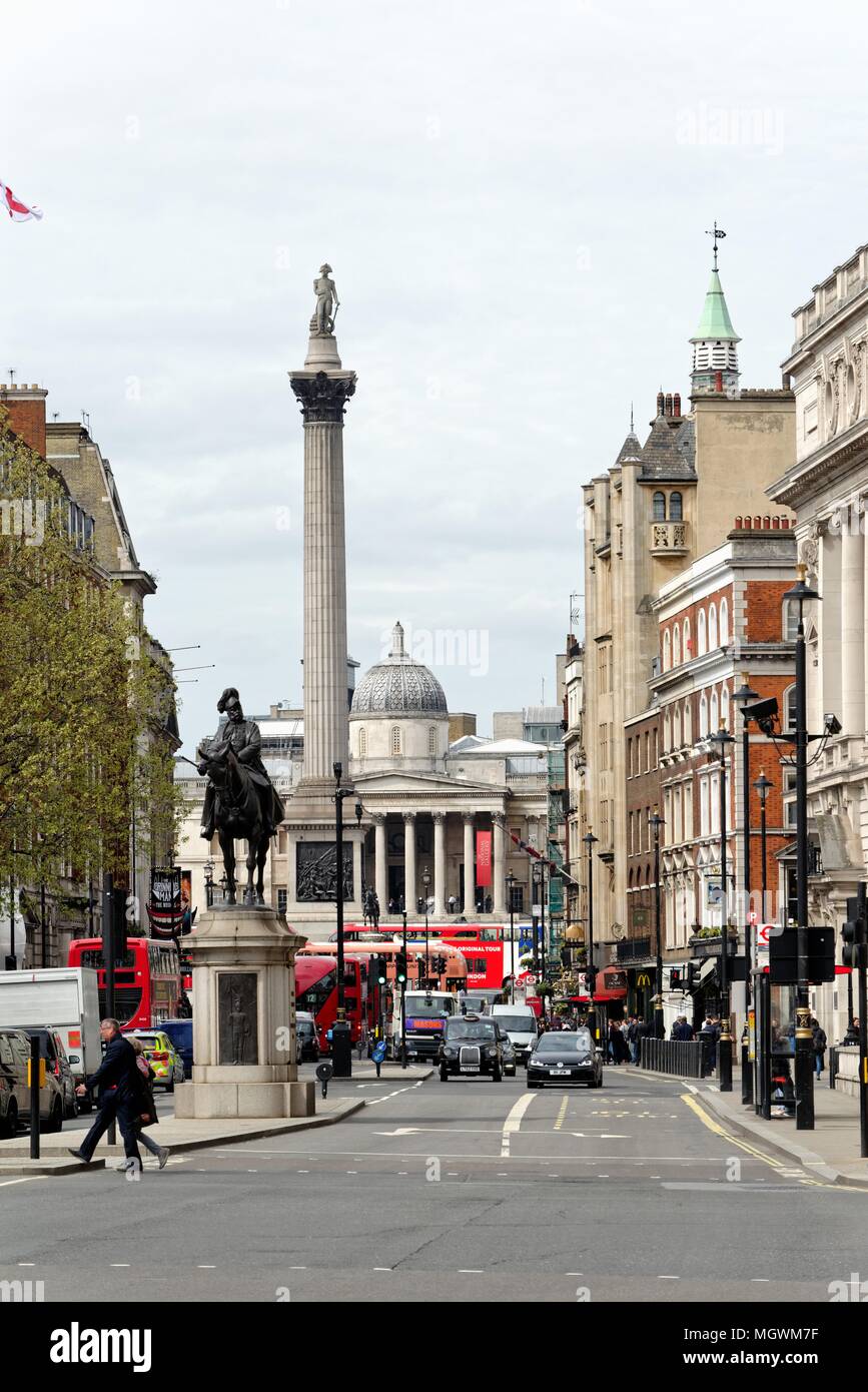 Anzeigen von Whitehall suchen Richtung Trafalgar Square, Central London England Großbritannien Stockfoto