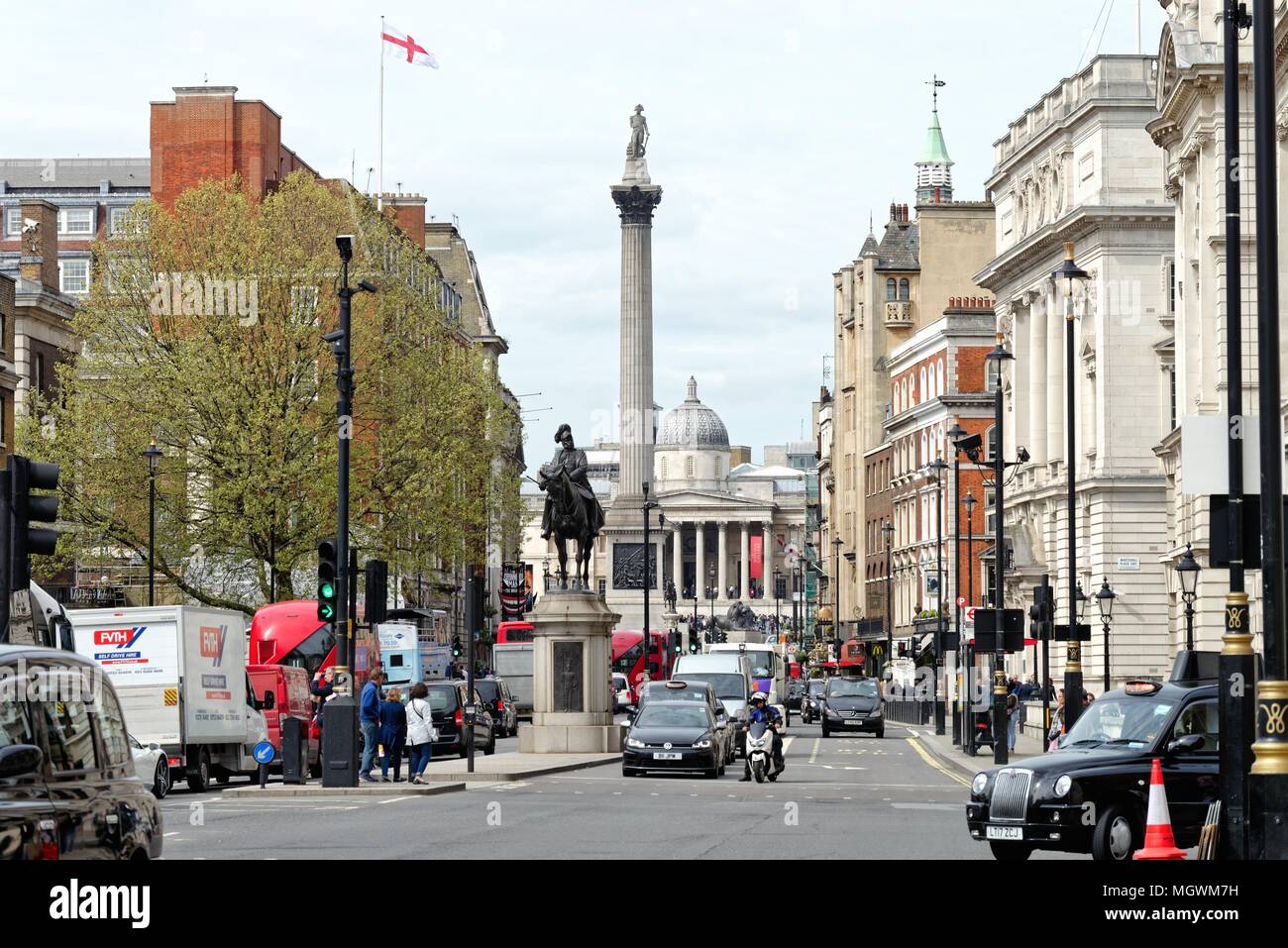 Anzeigen von Whitehall suchen Richtung Trafalgar Square, Central London England Großbritannien Stockfoto