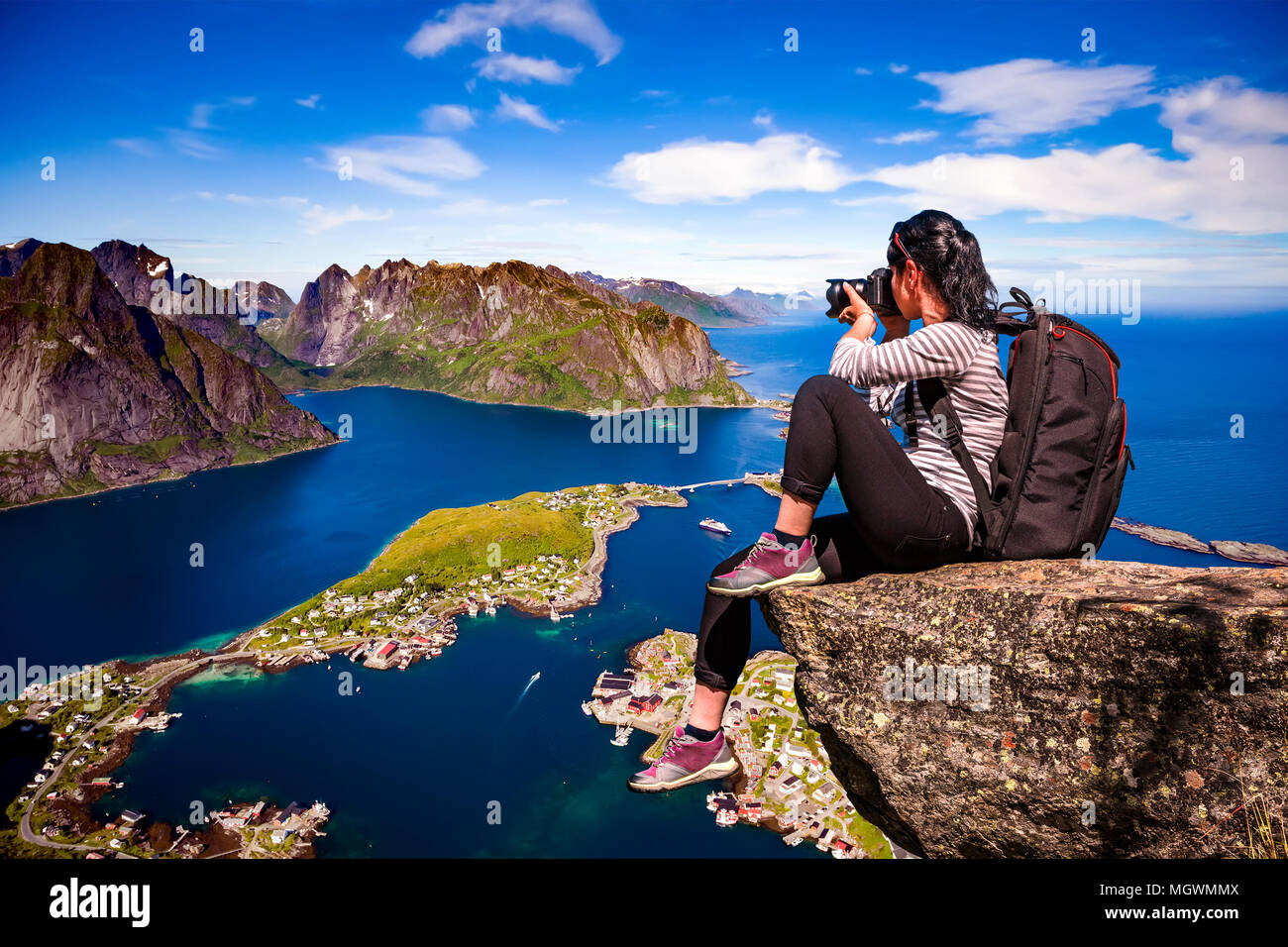 Natur-Fotograf-Tourist mit Kamera schießt beim stehen oben auf dem Berg. Schöne Natur Norwegen Lofoten-Inselgruppe. Stockfoto