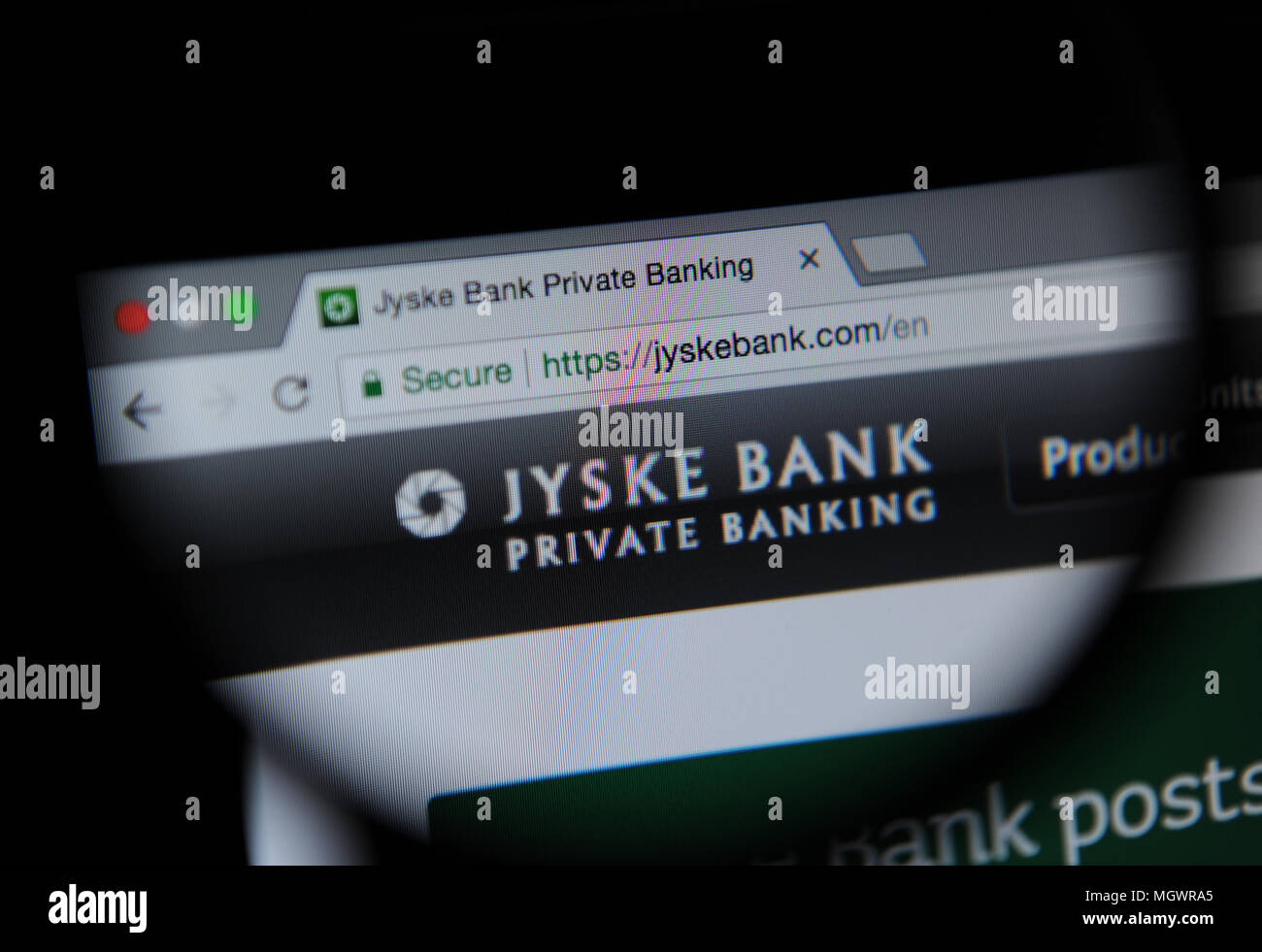 Jyske Bank durch ein Vergrößerungsglas betrachtet; Stockfoto