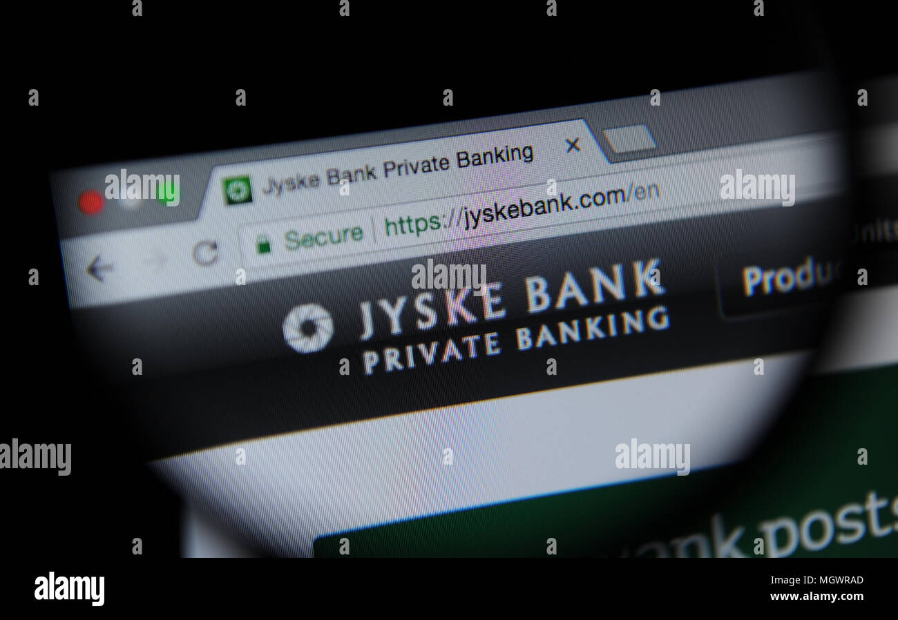 Jyske Bank durch ein Vergrößerungsglas betrachtet; Stockfoto