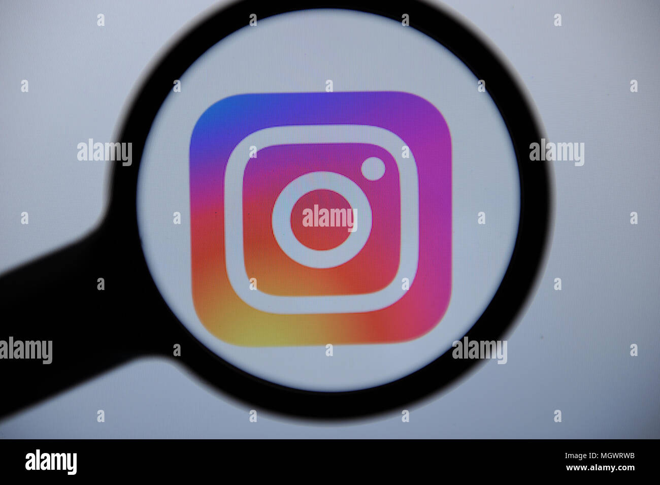 Die Instagram App durch ein Vergrößerungsglas gesehen Stockfoto