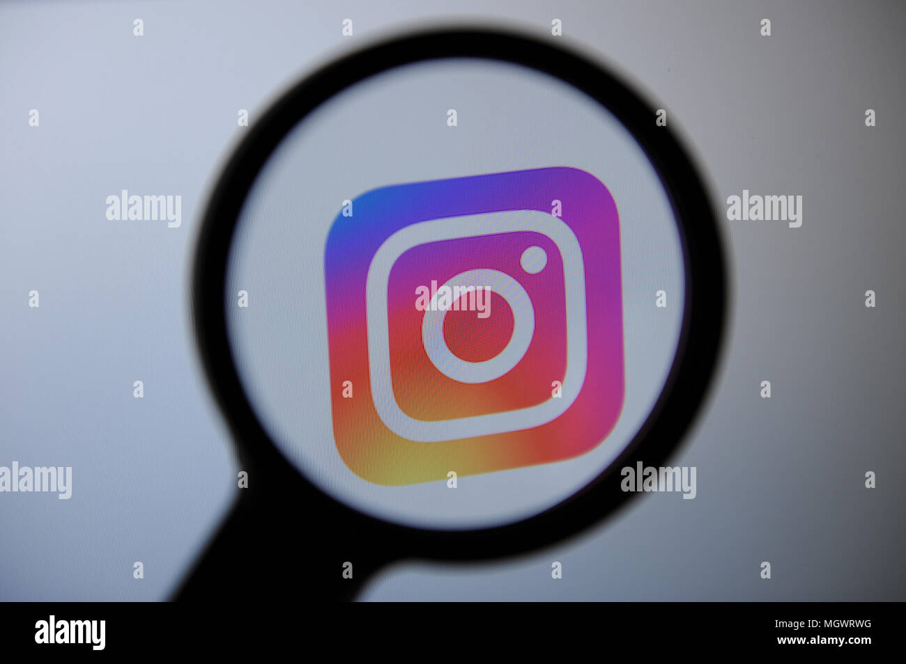 Die Instagram App durch ein Vergrößerungsglas gesehen Stockfoto
