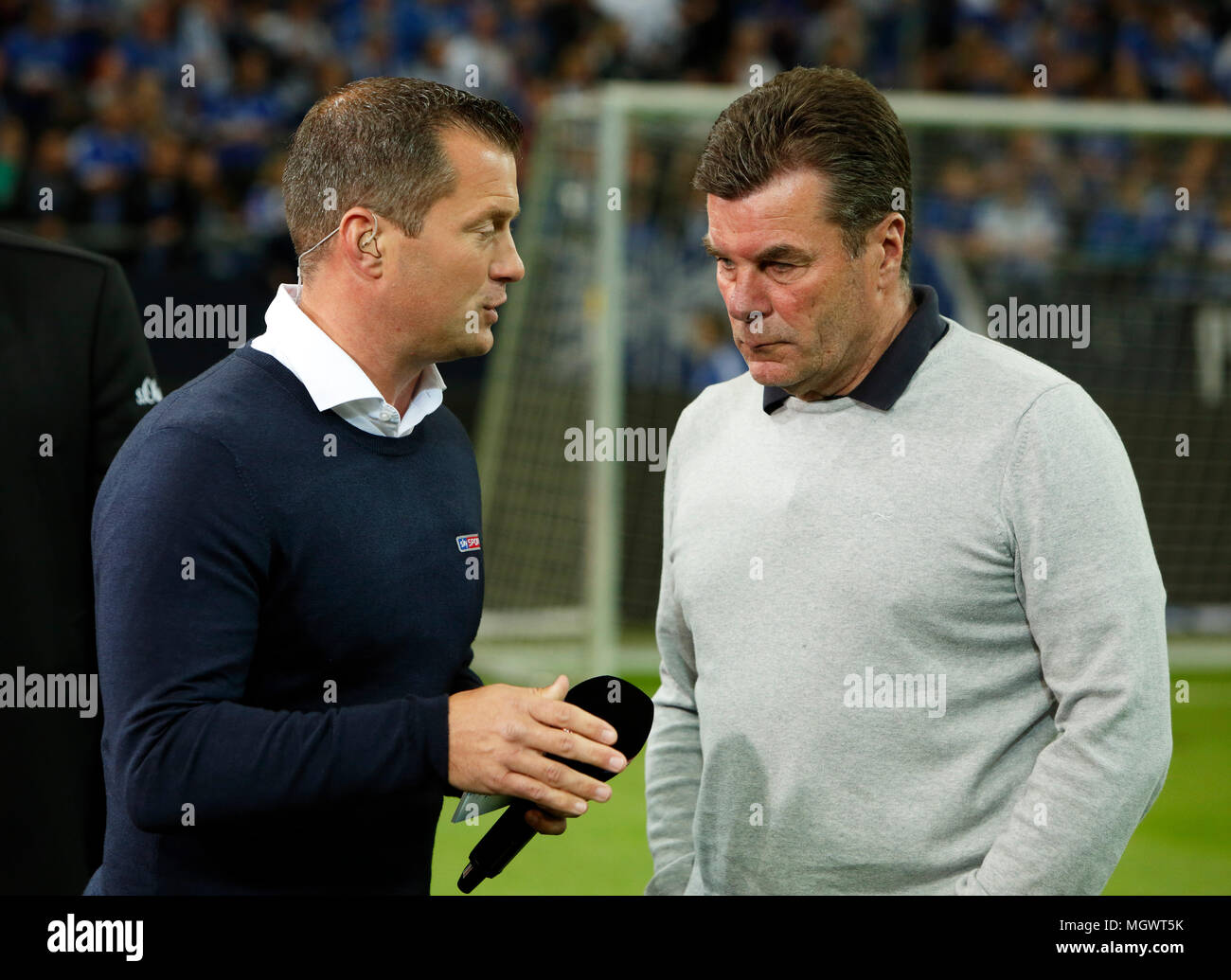 Sport, Fußball, Bundesliga, 2017/2018, FC Schalke 04 gegen Borussia Mönchengladbach 1:1, Veltins Arena Gelsenkirchen, Cheftrainer Dieter Hecking (MG) recht Interview mit Sky-reporter Dirk grosse Schlarmann Stockfoto