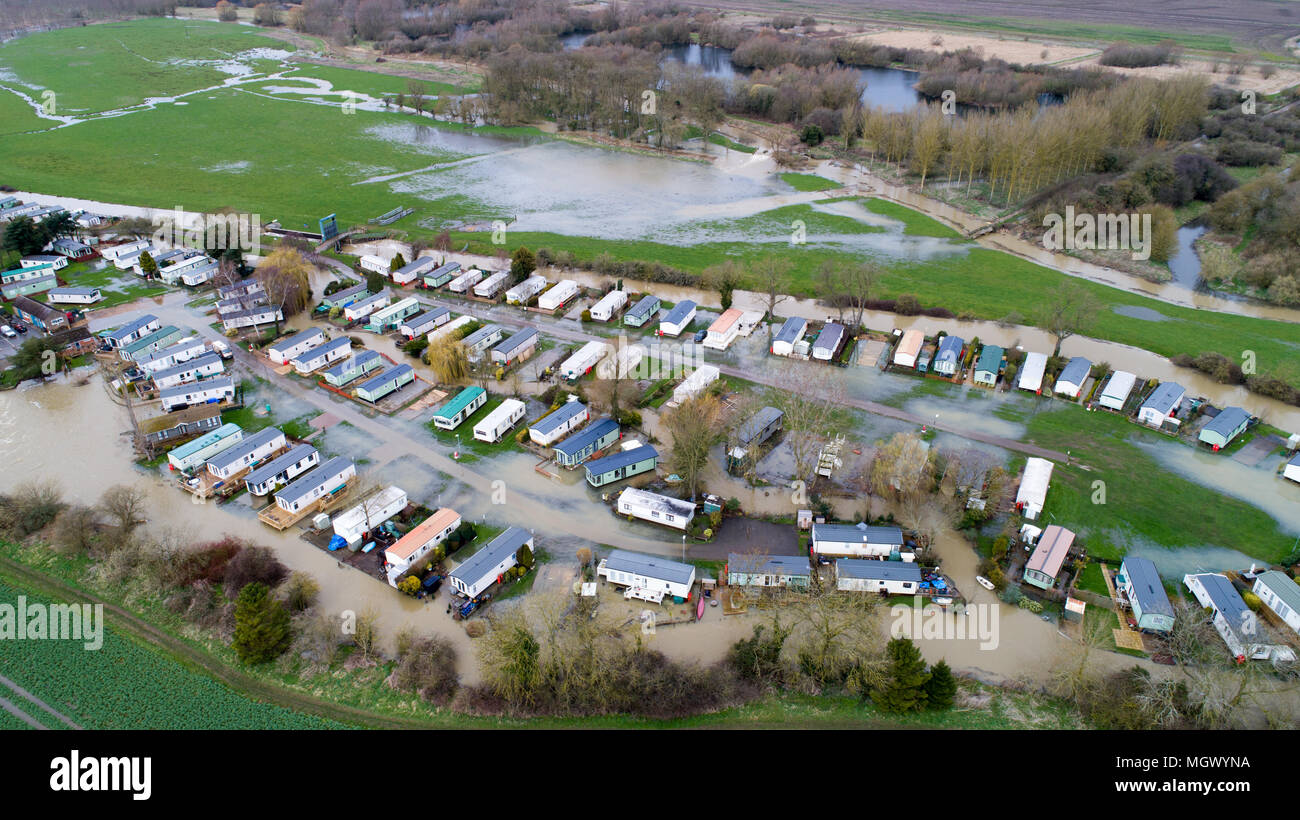 Luftbild zeigt einen Caravan Park in Cogenhoe, Northants, am Dienstag, den 3. April teilweise nach dem Fluss Nene überflutet die Ufer aufgrund der jüngsten starken Regen. Einen Caravan Park ist teilweise überschwemmt heute (Dienstag) nach dem Fluss Nene in Northamptonshire seine Banken burst nach einer weiteren Nacht der Regen. Das Holiday Park, am Ufer des Flusses, ist nur einer von vielen Orten in Großbritannien, die nach Tagen von nassem Wetter überschwemmt haben. Viele Straßen bleiben heute geschlossen und die Umweltagentur hat 174 flood Warnungen und 23 Hochwasserwarnungen, die fast jede Region von England und Wales. Stockfoto