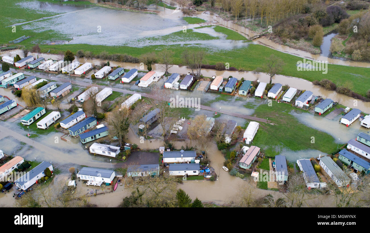 Luftbild zeigt einen Caravan Park in Cogenhoe, Northants, am Dienstag, den 3. April teilweise nach dem Fluss Nene überflutet die Ufer aufgrund der jüngsten starken Regen. Einen Caravan Park ist teilweise überschwemmt heute (Dienstag) nach dem Fluss Nene in Northamptonshire seine Banken burst nach einer weiteren Nacht der Regen. Das Holiday Park, am Ufer des Flusses, ist nur einer von vielen Orten in Großbritannien, die nach Tagen von nassem Wetter überschwemmt haben. Viele Straßen bleiben heute geschlossen und die Umweltagentur hat 174 flood Warnungen und 23 Hochwasserwarnungen, die fast jede Region von England und Wales. Stockfoto