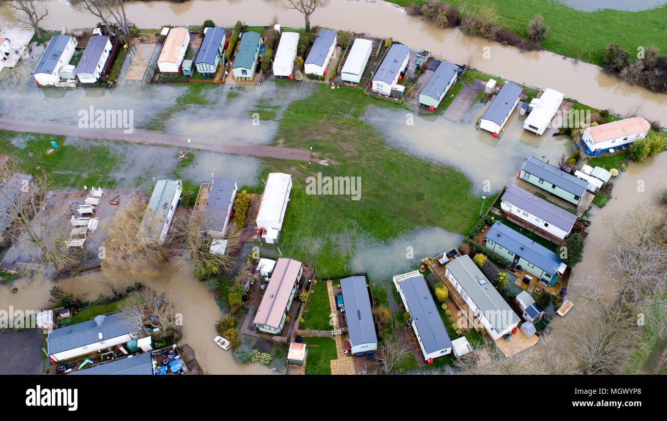 Luftbild zeigt einen Caravan Park in Cogenhoe, Northants, am Dienstag, den 3. April teilweise nach dem Fluss Nene überflutet die Ufer aufgrund der jüngsten starken Regen. Einen Caravan Park ist teilweise überschwemmt heute (Dienstag) nach dem Fluss Nene in Northamptonshire seine Banken burst nach einer weiteren Nacht der Regen. Das Holiday Park, am Ufer des Flusses, ist nur einer von vielen Orten in Großbritannien, die nach Tagen von nassem Wetter überschwemmt haben. Viele Straßen bleiben heute geschlossen und die Umweltagentur hat 174 flood Warnungen und 23 Hochwasserwarnungen, die fast jede Region von England und Wales. Stockfoto