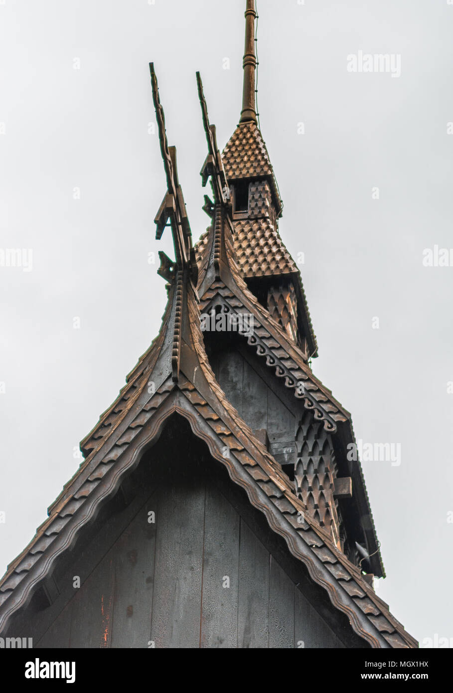 Norwegische Holzkirche in der Nähe von Bergen (Stabkirche Fantoft) Stockfoto
