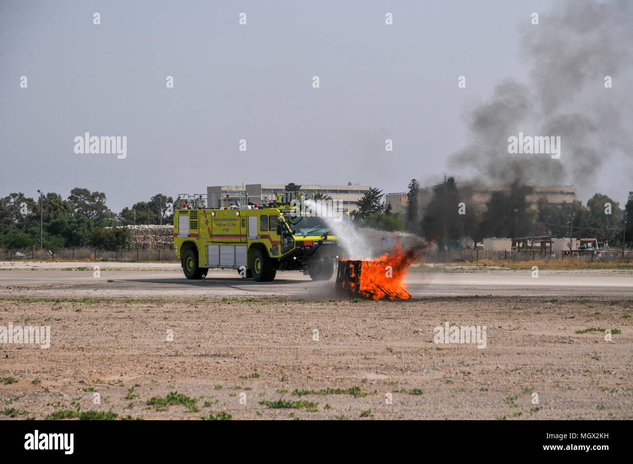 Israel Airport Authority fire truck erlischt ein Brand während einer Demonstration. An der Haifa Flugplatz fotografiert. Stockfoto