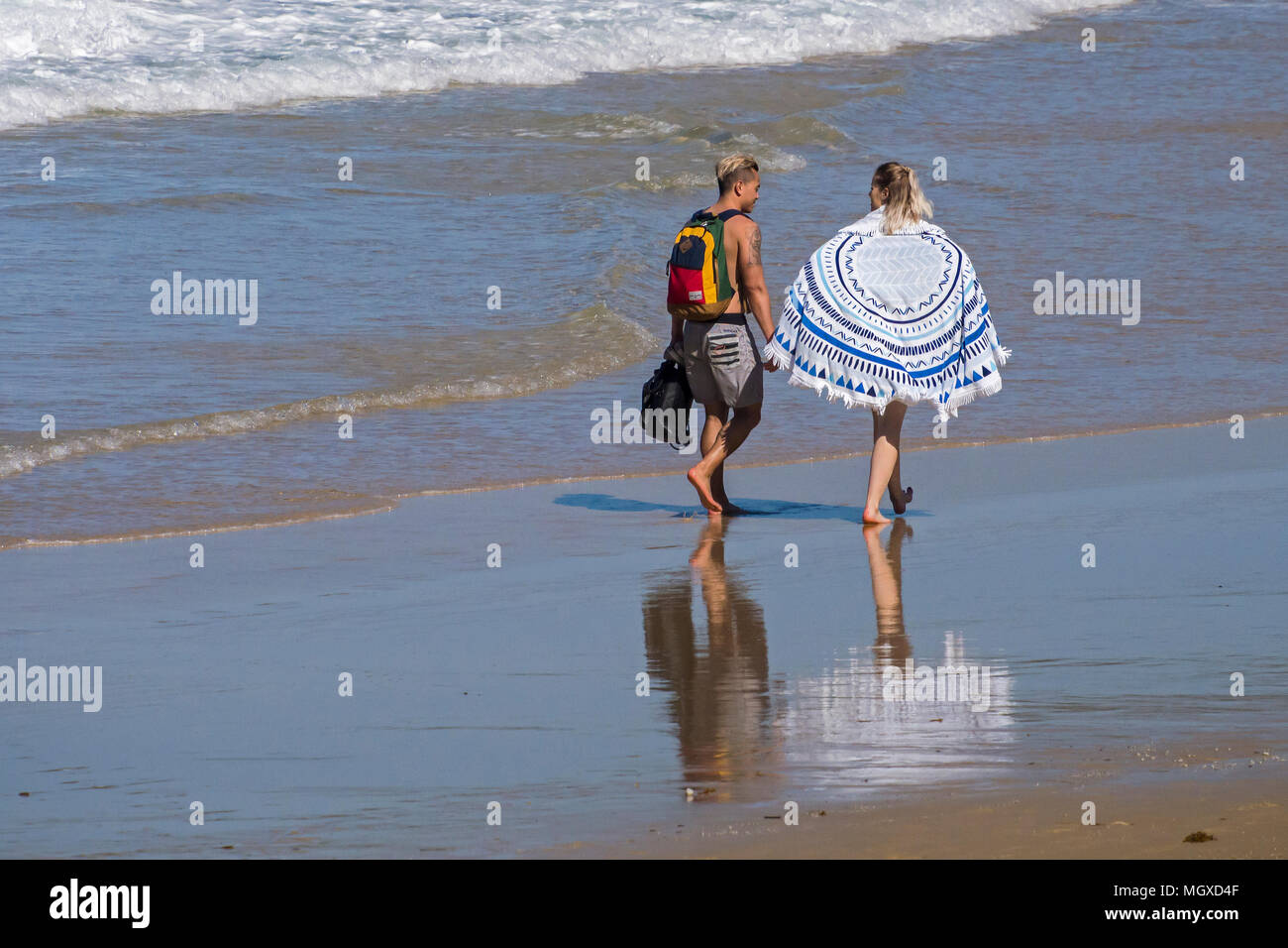 Junges Paar bei einem Spaziergang am Strand. Stockfoto