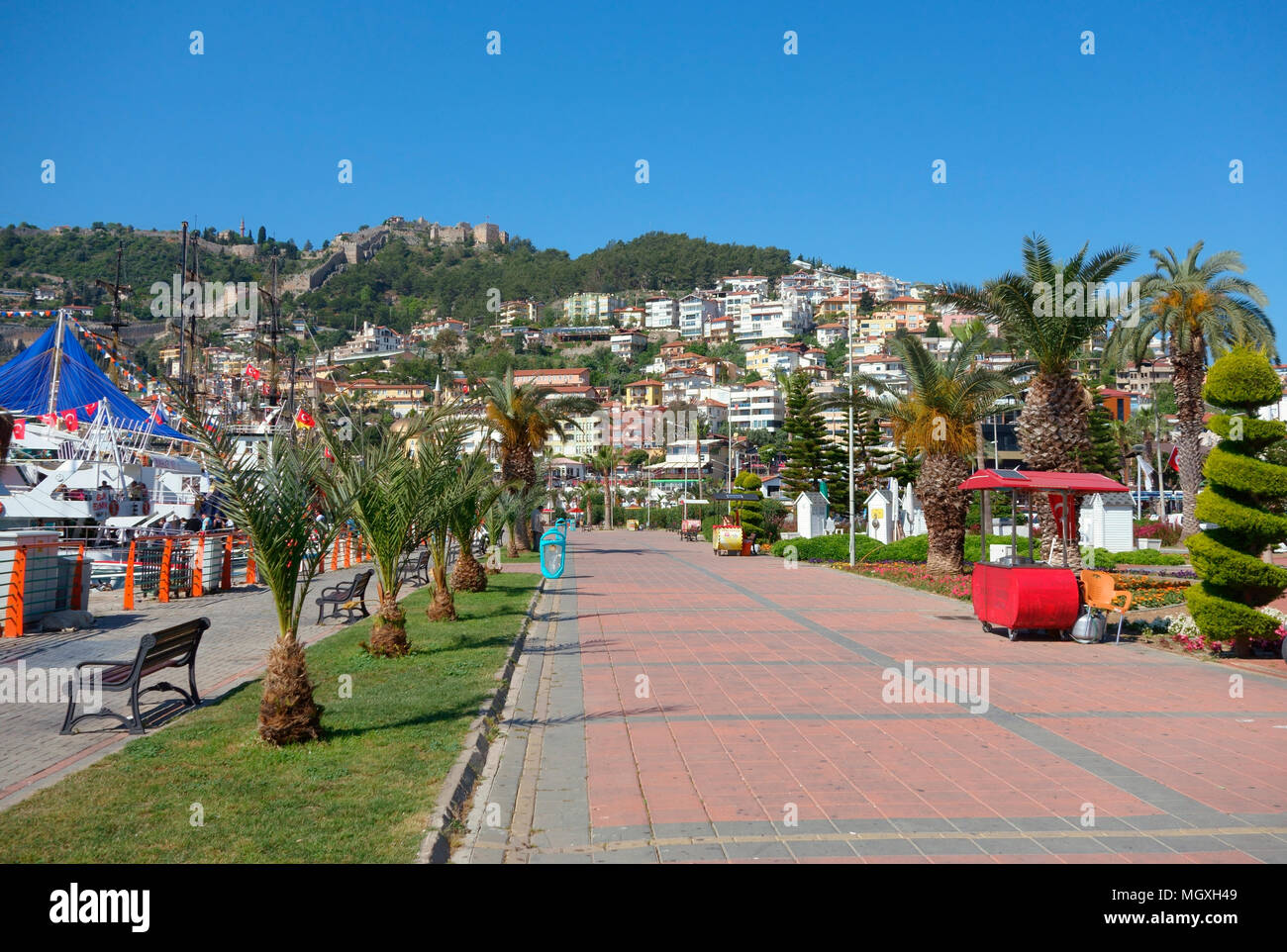 Alanya Promenade und Alanya Festung am Hügel, Mittelmeer, Türkei Stockfoto