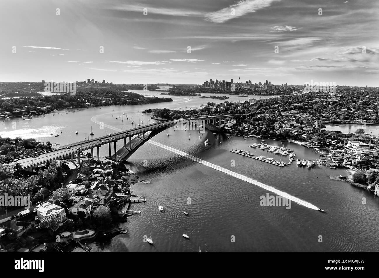 Kontrastreiche schwarz weiß Luftaufnahme über Parramatta Fluss und Brücke auf die Victoria Road Gladesville in Richtung Stadt Sydney CBD Skyline. Stockfoto