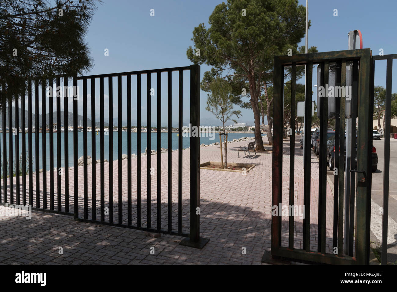 Port d'Alcudia, Mallorca, Spanien. 2018. Heavy Metal Sicherheit Tore am Hafen Eingang Stockfoto