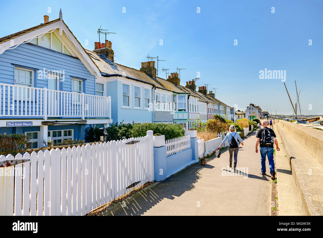Eine Reihe von pastellfarbenen Reihenhäuser entlang der Strandpromenade, Whitstable, Kent Stockfoto