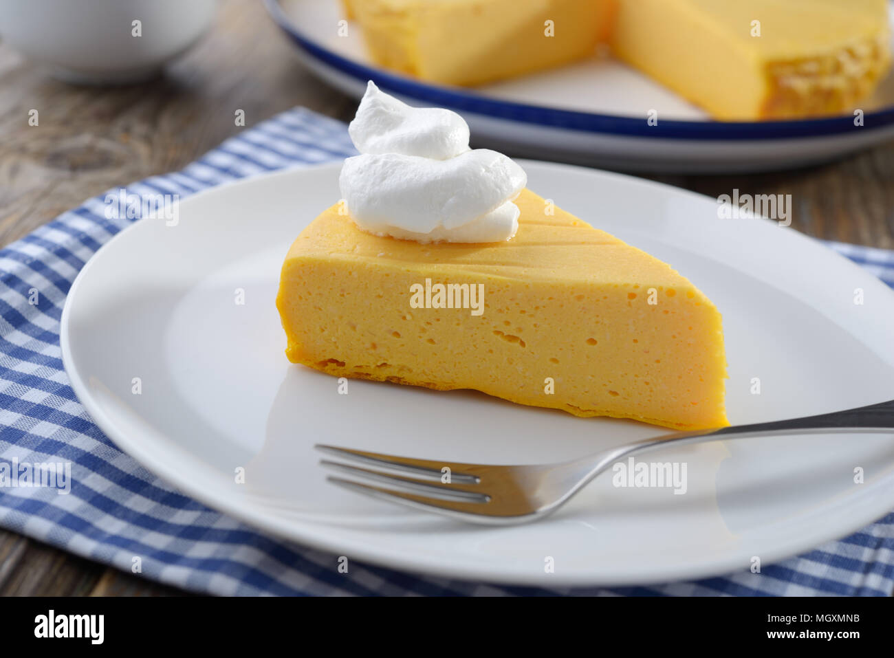 Pumpkin cheesecake auf einer Platte Stockfoto