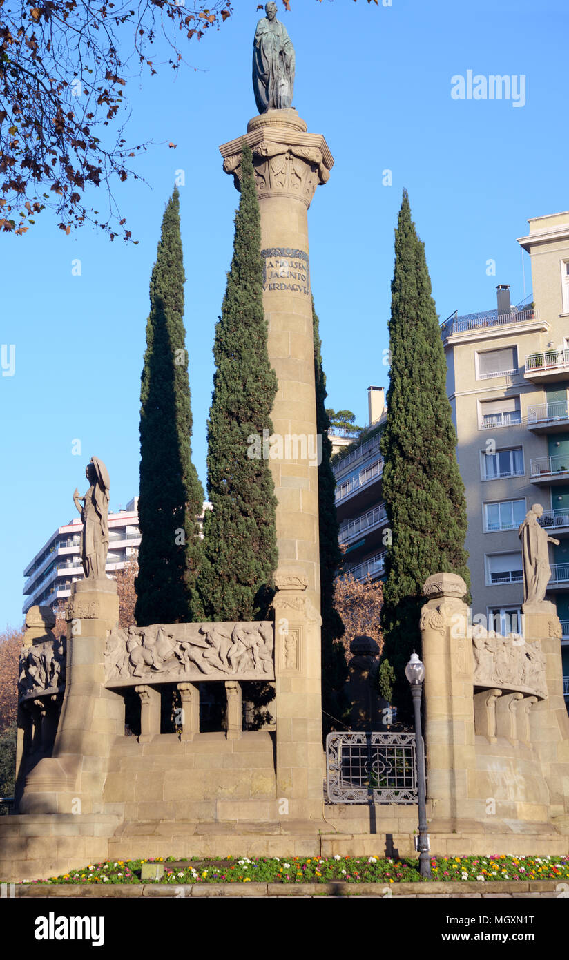 Denkmal des Katalanischen Dichters Jacint Verdaguer in Barcelona, Spanien. Denkmal wurde im Jahr 1912 errichtet. Stockfoto