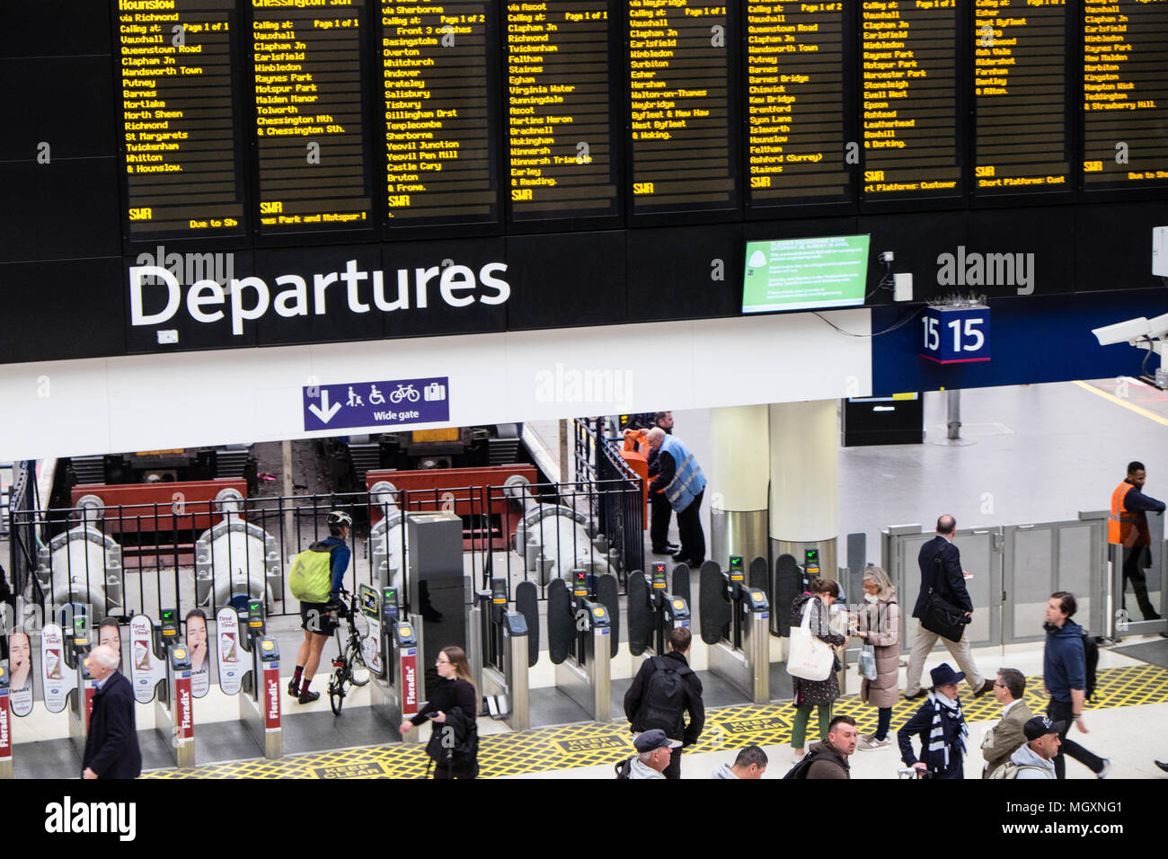 Abflüge, Uhr, Zeit, pünktlich, auf, Zeit halten, an, Waterloo, concourse, Waterloo, Zug, Station, Nationalen, Schiene, Pendler, Pendler, London, England, Kapital, Stockfoto