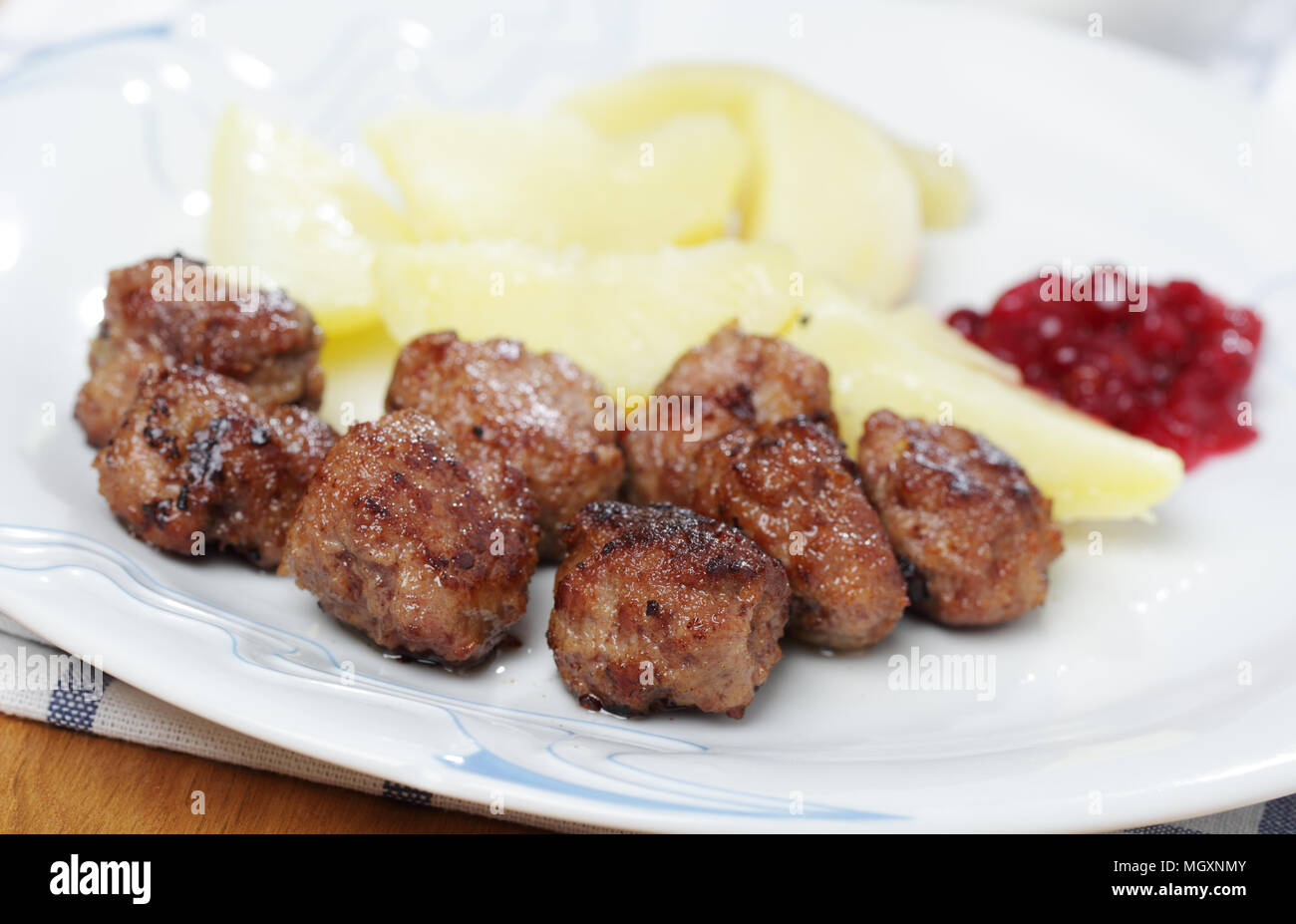 Schwedische Fleischbällchen mit gekochten Kartoffeln und Cranberry jam Stockfoto