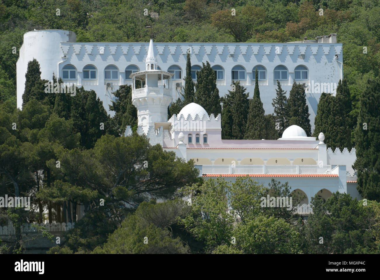 Jalta, Ukraine - 11. Mai 2013: Blick auf Kichkine Palace in Yalta, Crimea, Ukraine am 11. Mai 2013. Der Palast wurde 1908-1911 gebaut, und jetzt ist es ein ho Stockfoto