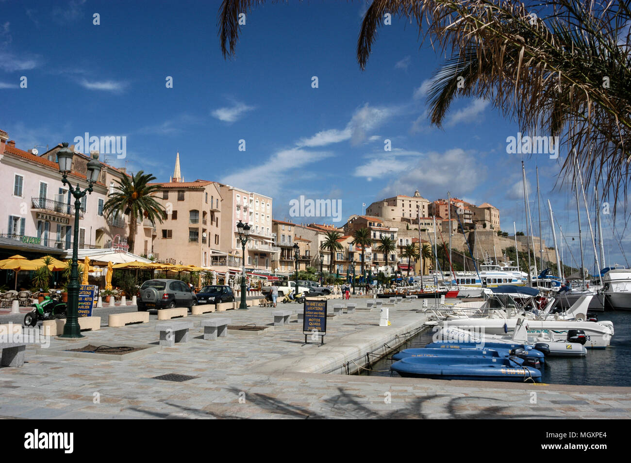 Quai Adolphe Landry und Jachthafen von Cavi, eine mittelalterliche Stadt in Korsika, einer französischen Insel vor der Südküste Frankreichs im Mittelmeer. Stockfoto
