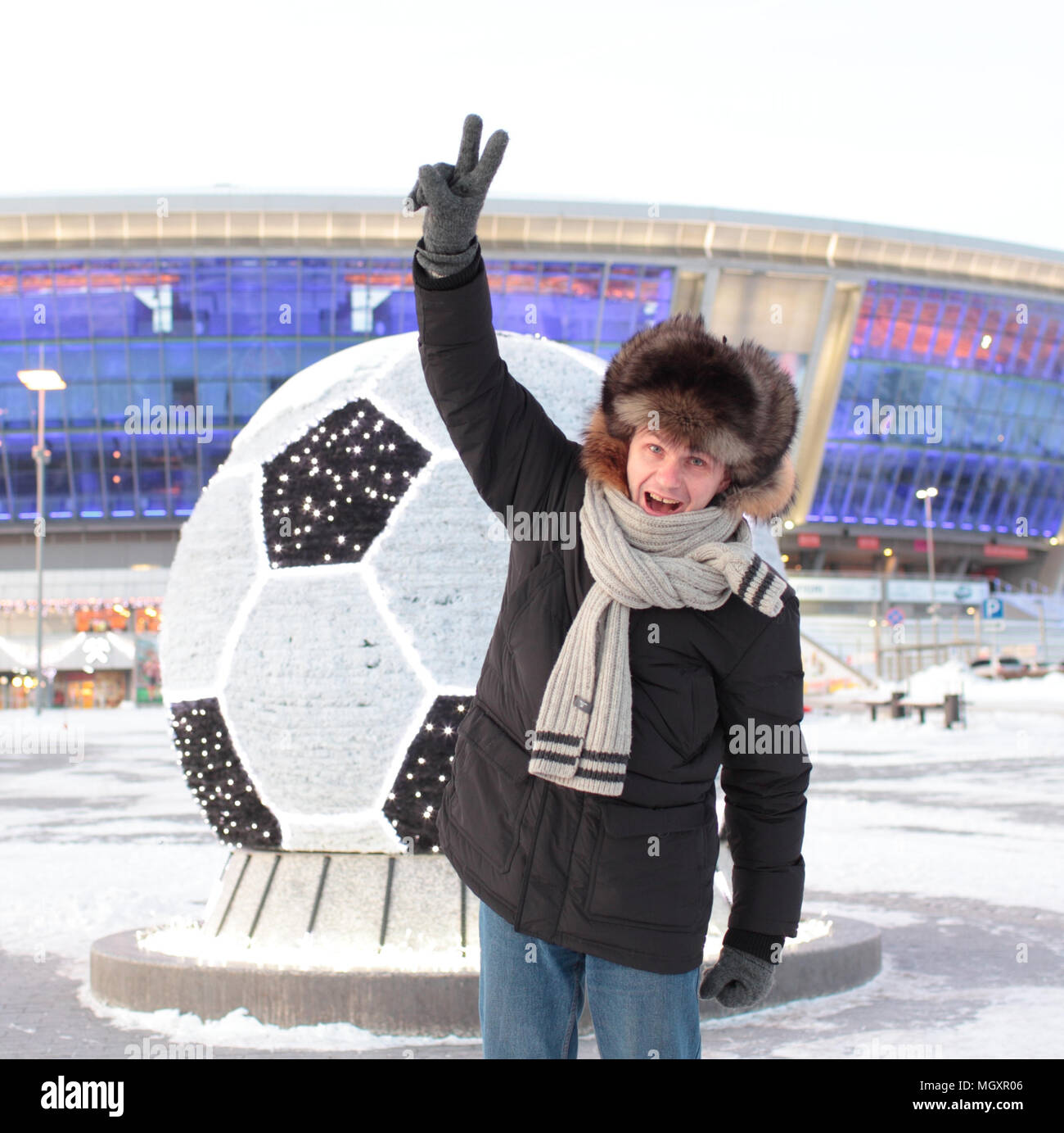 Fußball-Fan im Winter Kleidung gegen Stadion Stockfotografie - Alamy