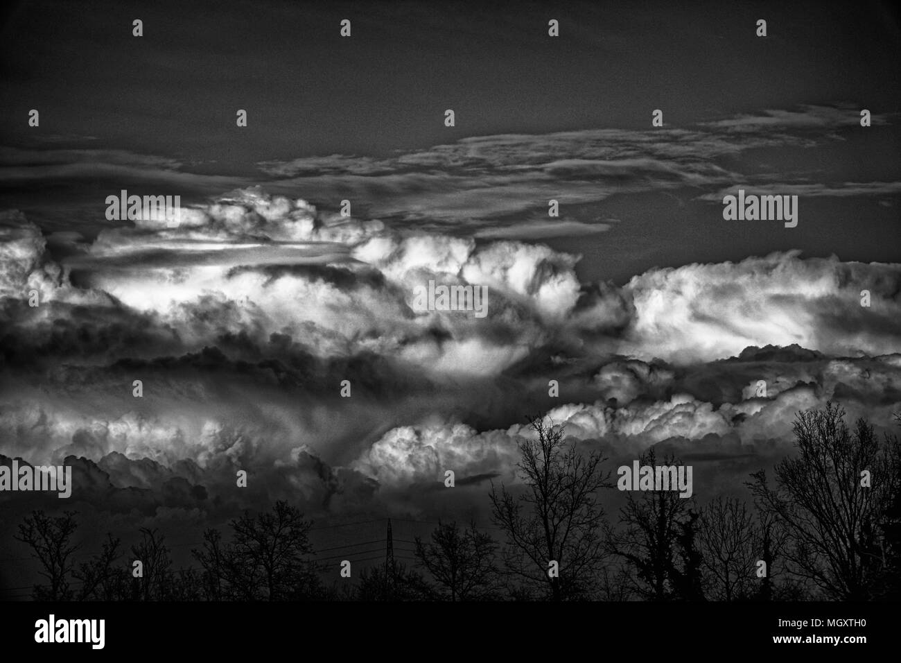 Mystische Wolken bei Sonnenuntergang, Kraft der Natur, die frische Hintergrund. Stockfoto