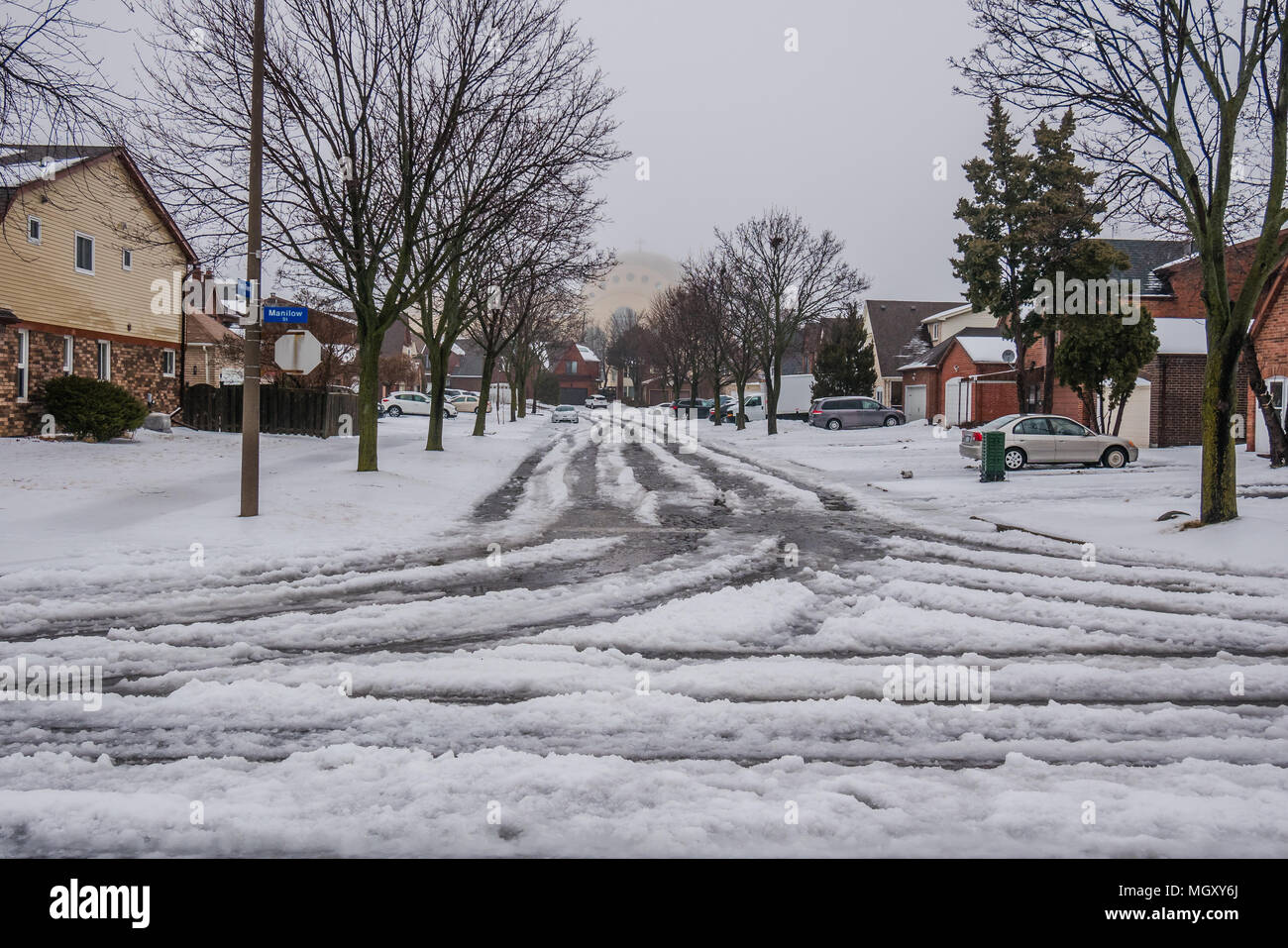 Reifen Winter Tracks auf einer kleinen Seitenstraße in Kanada winter Stockfoto