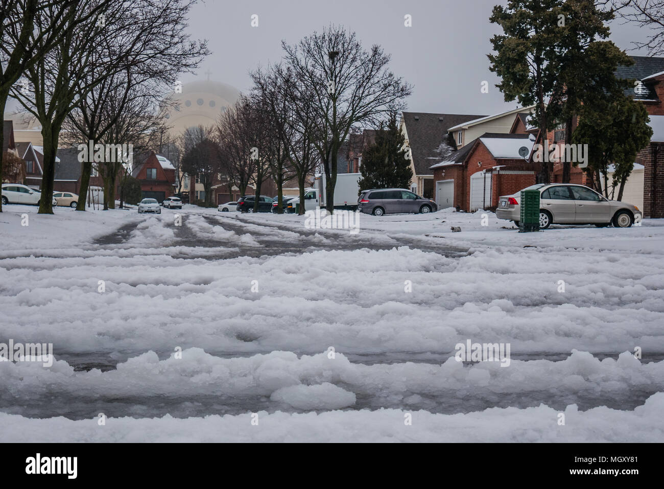 Slushy Eis und Schnee Erstellen eines gefährlichen Fahrbedingungen während des kanadischen Winter Stockfoto